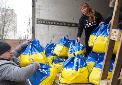 Переселенці Охтирської громади отримали продуктові набори від міжнародних благодійників