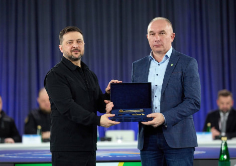 Суми й Тростянець отримали відзнаки Місто-герой України
