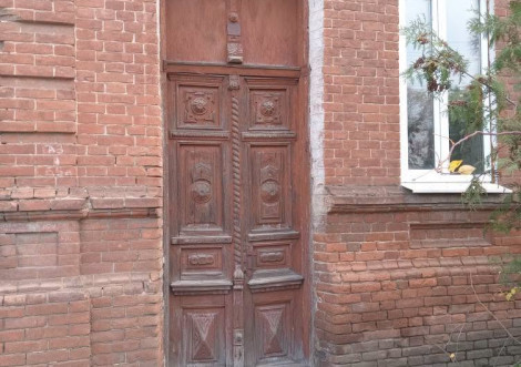 В Охтирці зникли історичні двері