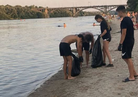 Підлітки прибрали сміття на пляжі